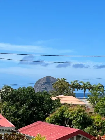 Cosy studio overlooking the rock, 5 minutes from the beach on foot