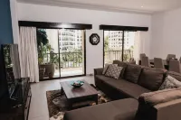 Luxurious Condo, 5min walk to beach/town, Amazing pool and amenities !