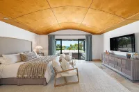 Steps to Beach: 4Br Luxe Villa+Pool+Maid+Concierge+Health Club+Spa