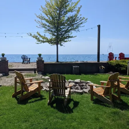 CJs Lakehouse is 1km to Point Pelee. Huge yard, firepit, pets welcome!