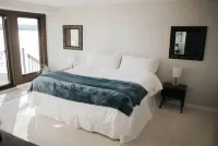 Waterfront Hillside Villa- Resort where luxury & nature unite Hotels in 