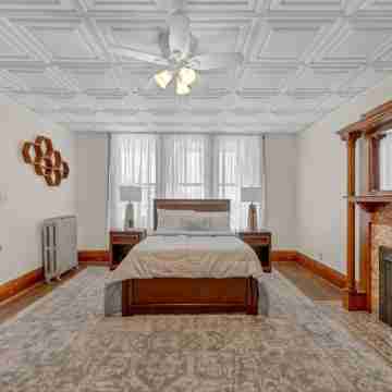 The Victorian on South Park • Sleeps 6 Rooms