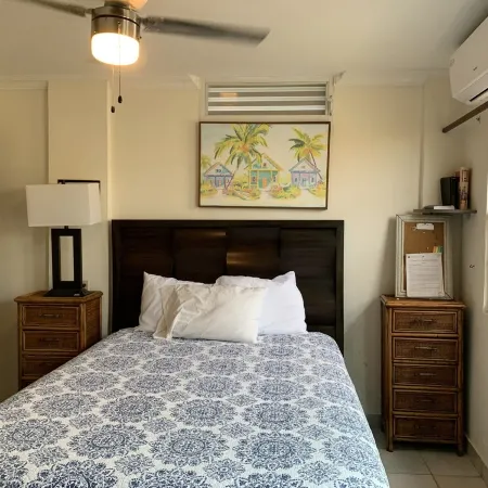 STUDIO Walking distance to beach.