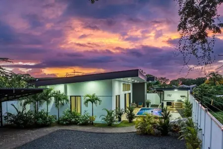 Coral Dream House - Tropical retreat w/ pool, walkable location in Uvita!