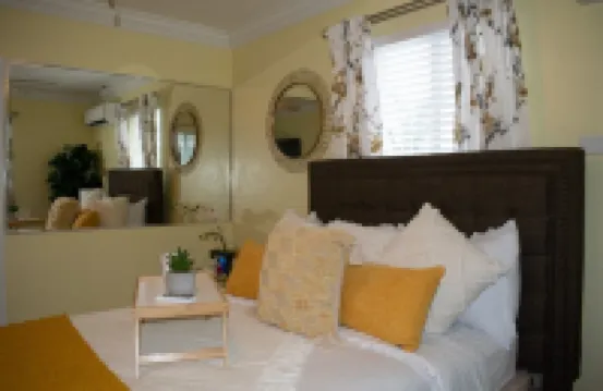 Entire Condominium Home away from Home with Pool, Near Beach โรงแรมใน