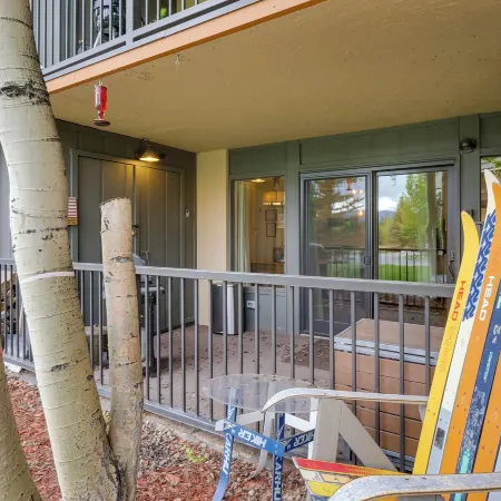 Mountain Meadows Condo Walk to Ski Shuttle!