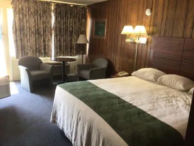 Liberty Inn Hotels near Unclaimed Baggage