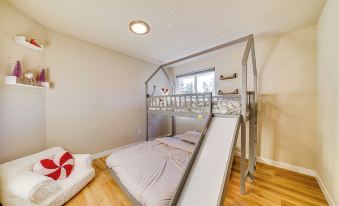 Lakefront Gem: Balcony, Fire Pit & Yard in Everett