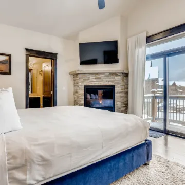 New Luxury 3Bdr Townhome/Stunning Decor, Mountain Views 3 Bedroom Townhouse by RedAwning