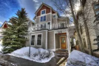 Lux Home with Gas Fireplace, Hot Tub, 8 Min to Lift 7 - Bunk Room for Kids! Home - parkir