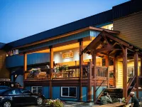 The Raging Elk Adventure Lodging Hotels in Fernie