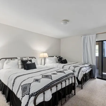 Luxurious 2 Bedroom Base Camp Condo - Steps from Kirkwood Village Condo Отели в г. Кирквуд