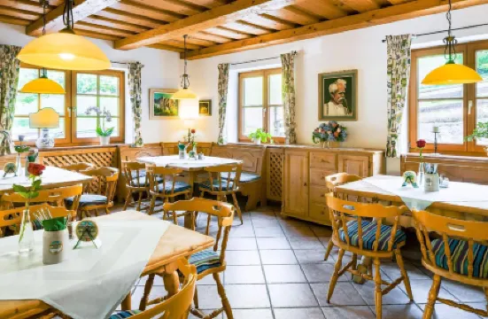 瑪德爾鮑爾高山旅館