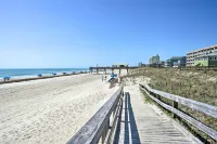 Calm Coastal Haven w/ 2 Balconies Near Beach - Parkplatz