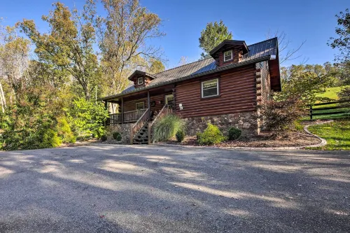Rustic Dundee Log Cabin w/ Hot Tub & Forest Views! فنادق في وین ٹاؤن شپ