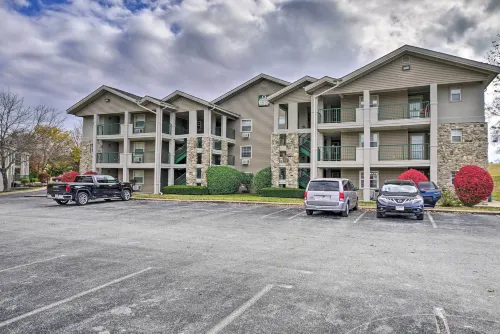 Holiday Hills Resort Condo w/ Hot Tub Access - Park Yeri
