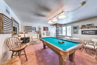 Bright Cloudcroft Condo w/ Game Room + Deck! -  Privatzimmer