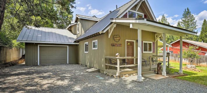 Cabin w/ Backyard Space - 1/2 Mi to Trinity Lake! Hotels in Trinity County