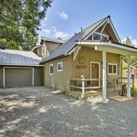 Cabin w/ Backyard Space - 1/2 Mi to Trinity Lake!
