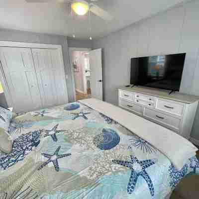 Cozy 5Br-2.5BA Cottage on Canal, Private Heated Pool, Private Boat Dock Rooms