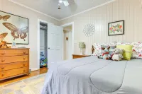 Secluded Hamilton Cabin Retreat w/ Private Lake! - parking