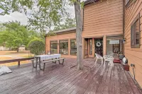 Bryan Home w/ Deck & Yard ~ 4 Mi to Texas A & M! - Country Houses