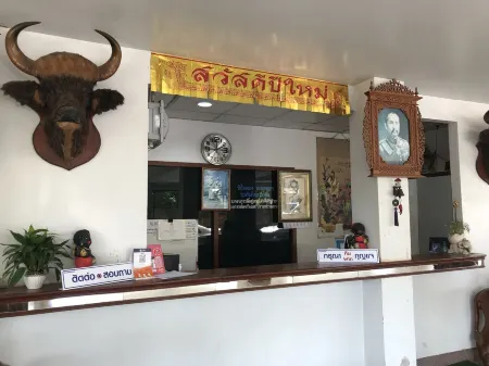 Sirimongkol Hotel Отели рядом с достопримечательностью «Buddha Park Luang Pu Sot»