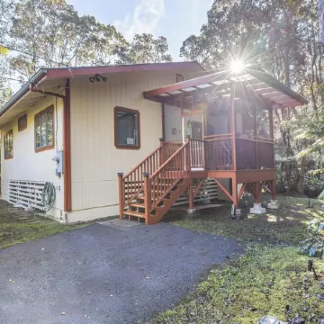 Liko Lehua Cottage in Volcano - Hot Tub & Fireplace - Mauna Loa Estates