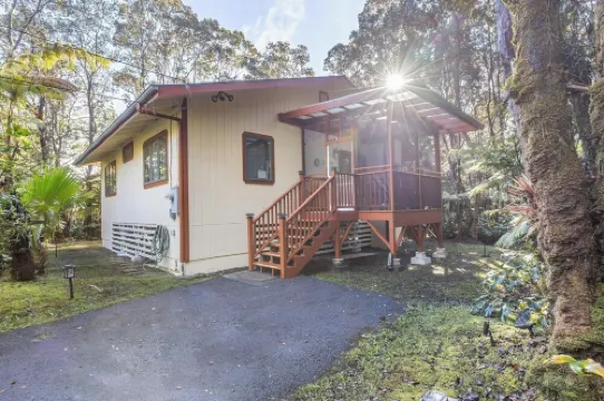 Liko Lehua Cottage in Volcano - Hot Tub & Fireplace - Mauna Loa Estates