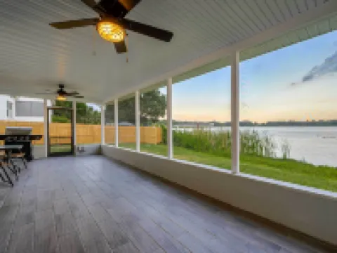 Hook, Line and Leisure Lakefront Gem with Porch! Hoteles en Winter Haven