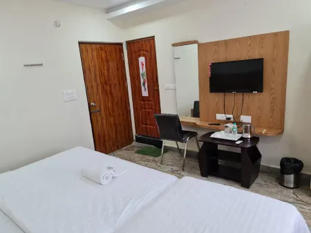 Vijay Shree Inn Отели рядом с достопримечательностью «Sripuram Golden Temple»