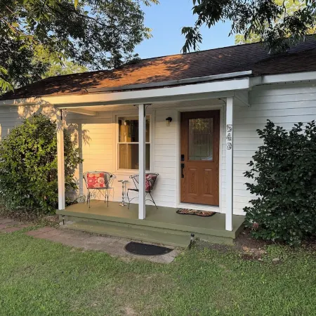Newly renovated cottage in Clayton Historic District - a short drive to Raleigh