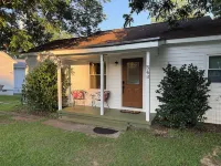 Newly renovated cottage in Clayton Historic District - a short drive to Raleigh