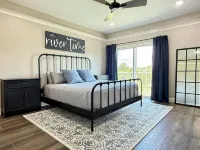 NEW Penthouse on the River-4 BR Corner Condo with Iconic Gruene Tower Views
