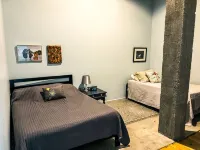 Charming 3 BR condo with WiFi/AC, pool/hot tub/movie theater in fab South Haven