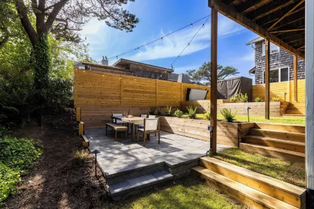 Royal Canoe by Avantstay Walk to the Shore + Private Yard