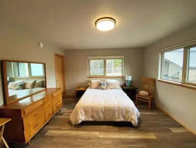 AlaskanTreasure-Amazing Mountain and Lake Views