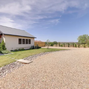 Hot Tub & Views: Modern Home 15 Mi to Zion NP