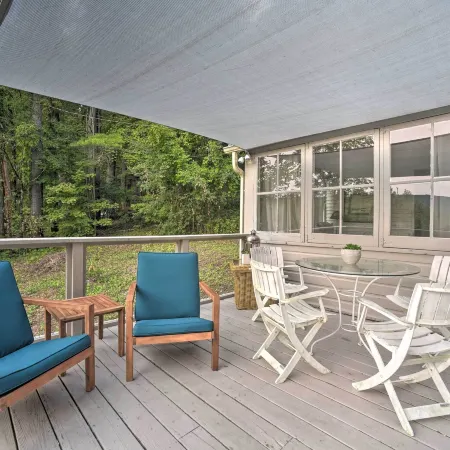 Cozy Stockbridge Cabin - Walk to Beach & Lake!