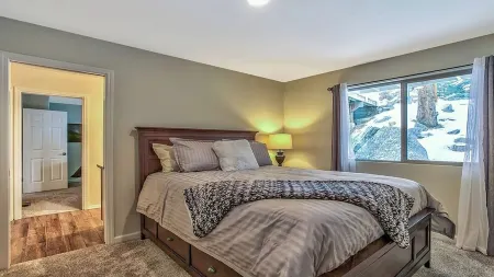 LUXURY MOUNTAIN HOME -Ideal for families- RARE FIND- Sleeps 10