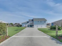 Bright Kitty Hawk Home w/ Hot Tub, Walk to Beach! Hotels in Kitty Hawk