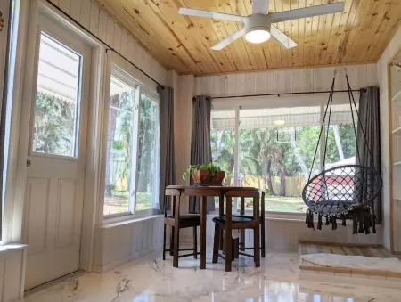 Upscale Hidden Jewel 2 miles to Nokomis Beach! Отели рядом с достопримечательностью «Venice Myakka River Park»