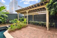 1 Block to Parade & St Charles, Heated Pool & Hot Tub, Walk to French Qtr