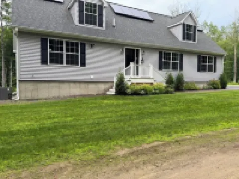 Comfortable and Spacious Home: Entertainment Room, Gym + Large Deck and Patio Hotels in Gilford