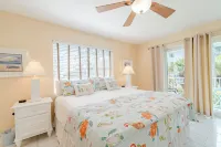 Private Beach-Pool-King Bed-No Stairs-Family Friendly-Relax-Play Together! Hotels in Key Colony Beach