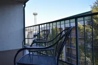 Perfect location-walk to attractions-Heated pool-walk to restaurants