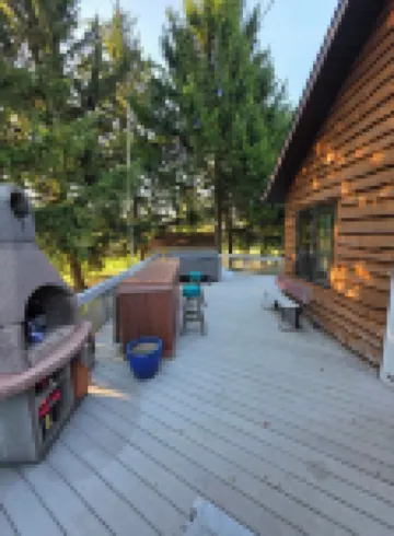 Charming 2-bedroom cabin with WiFi, Hot Tub, large decks in amazing Canandaigua