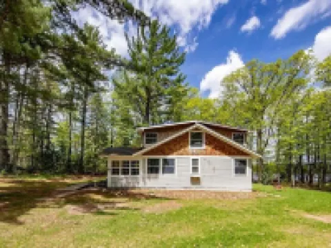 Serene Dragonfly Point at Meta Lake: 3-Acre Property on Private Lake Hotels in Lincoln