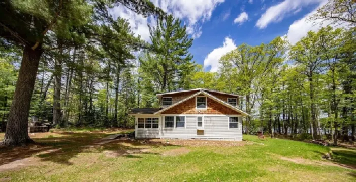 Serene Dragonfly Point at Meta Lake: 3-Acre Property on Private Lake