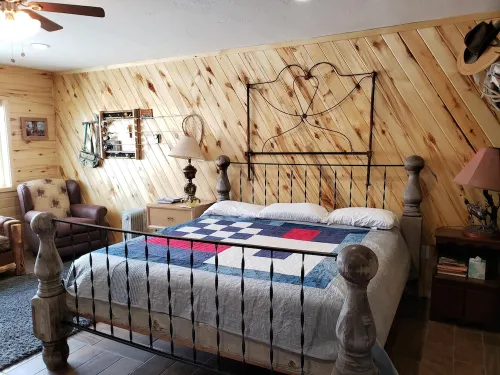 The Lazy Ass Ranch. The Field and Stream Room. Very pet-friendly. Tempur-Pedic.